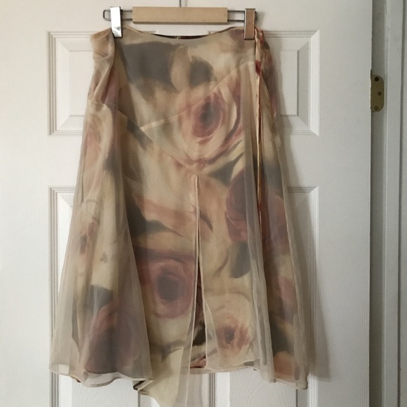 Skirt with roses 🌹 - Picture 2 of 5